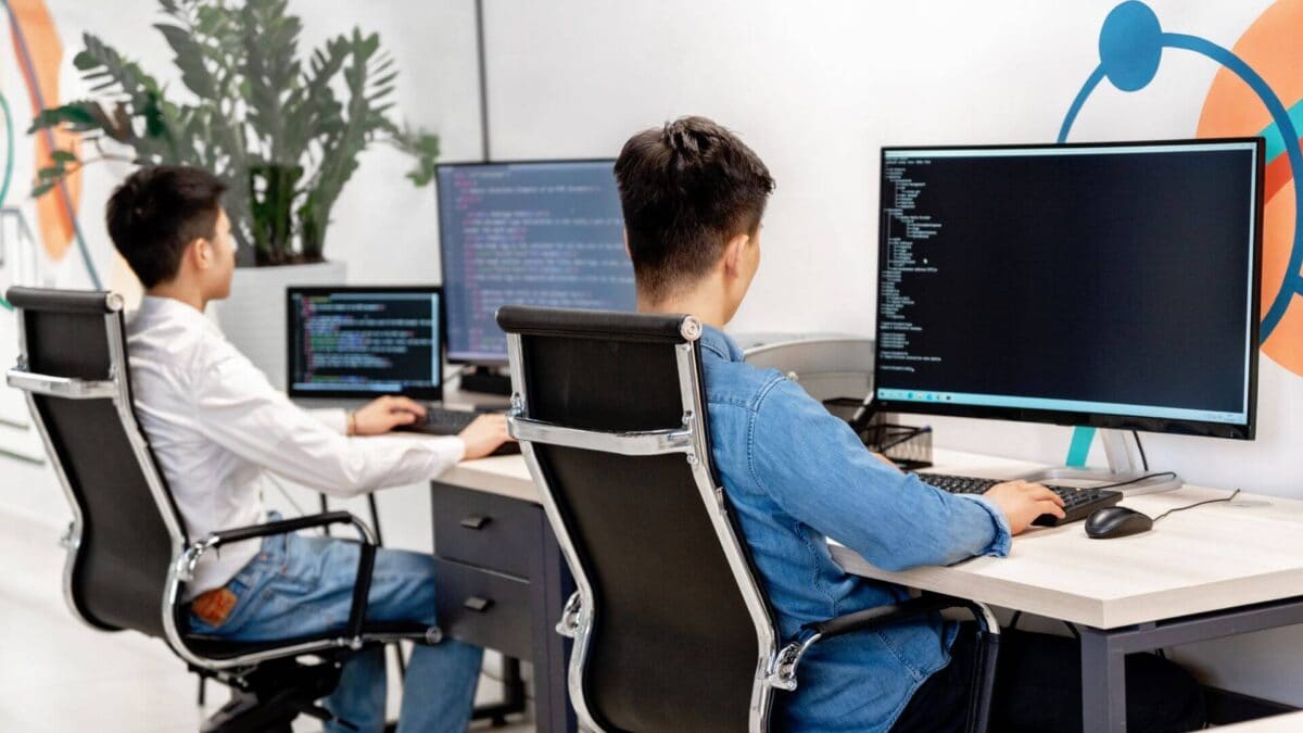 Développeur devant ses écrans de code