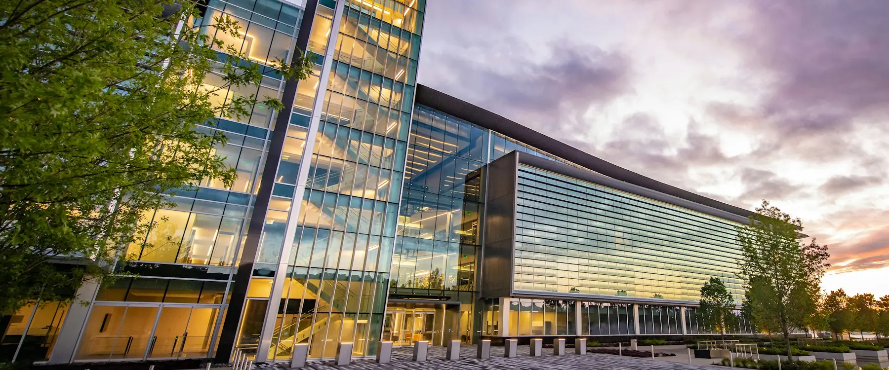 Immeuble de bureaux moderne en verre