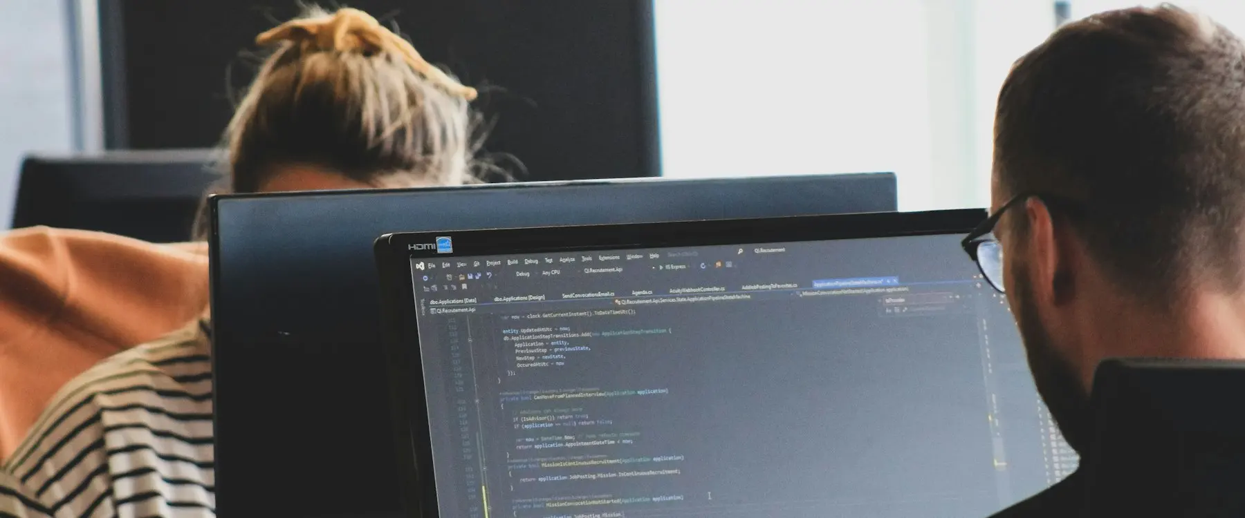 Deux développeurs relisent du code ensemble