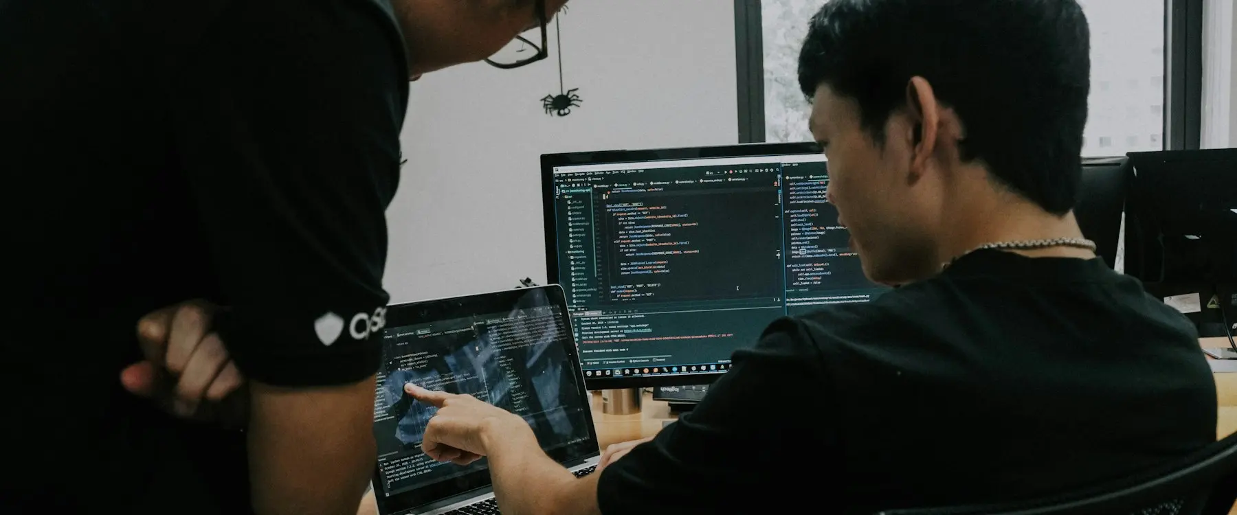 Développeurs au travail devant leurs écrans