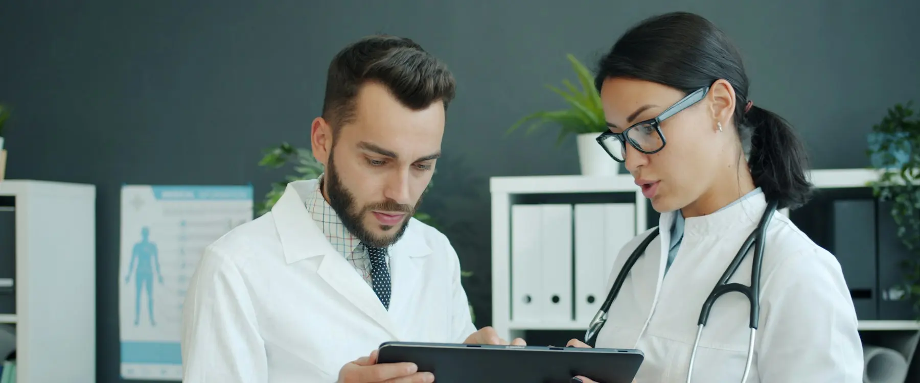 Deux médecins consultent une tablette