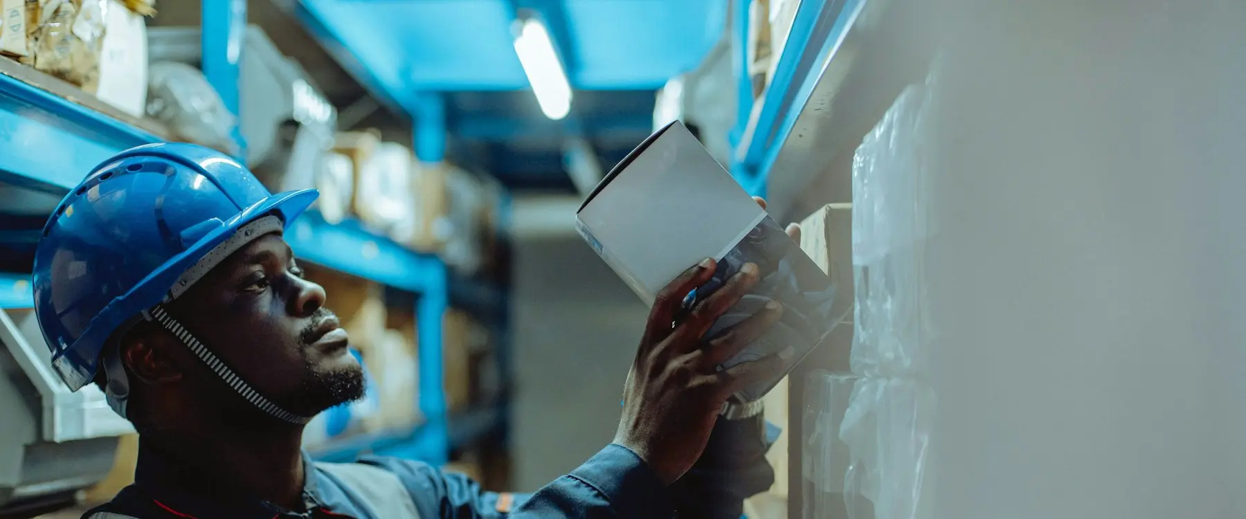 Un technicien en casque de chantier consulte un document