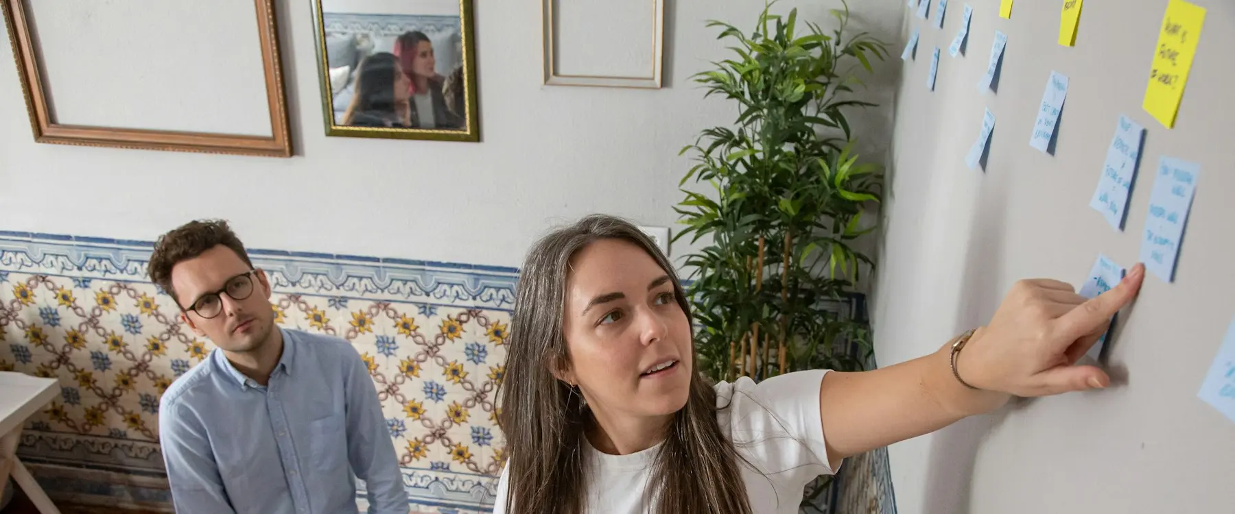 Deux personnes organisent des tâches sur un tableau