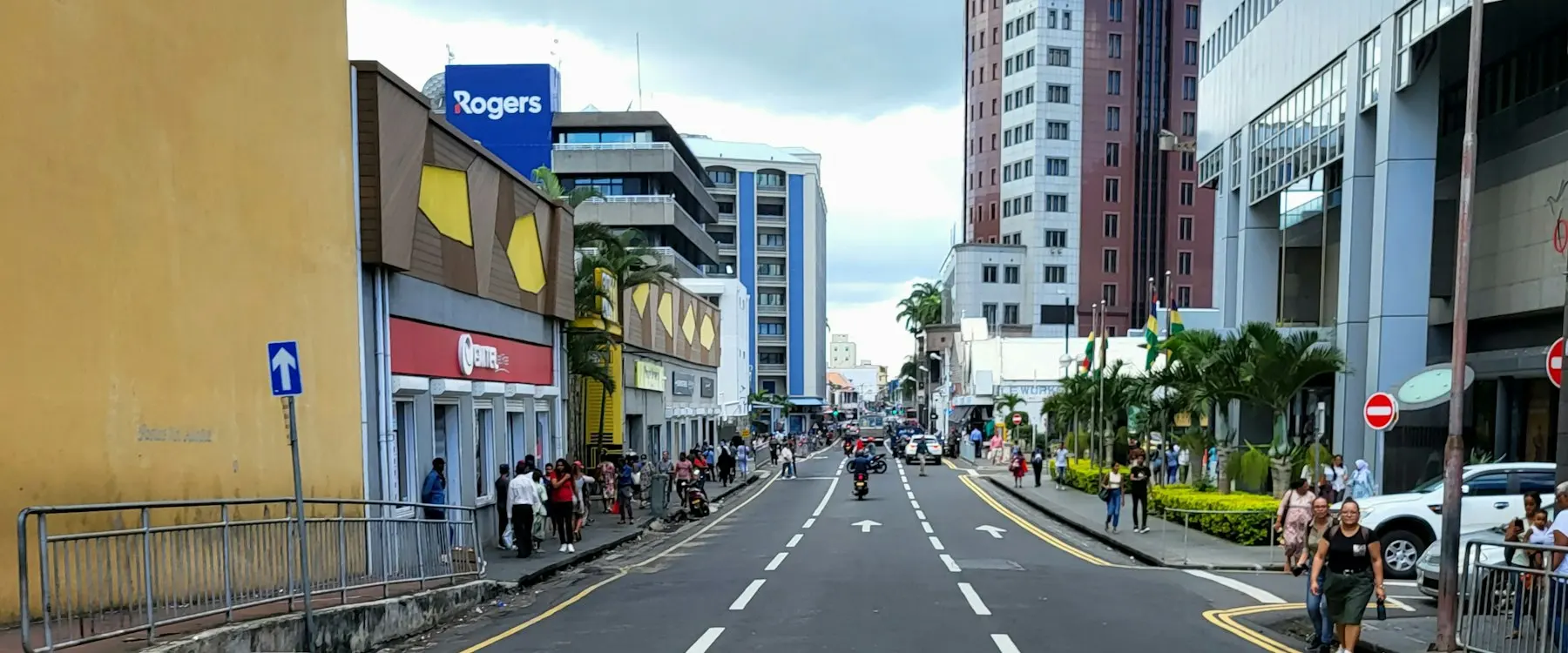 Une avenue bordée d’immeubles de bureaux à Maurice