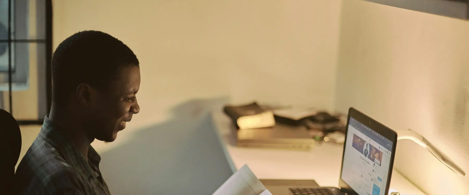 Un apprenant suit un cours sur son ordinateur portable