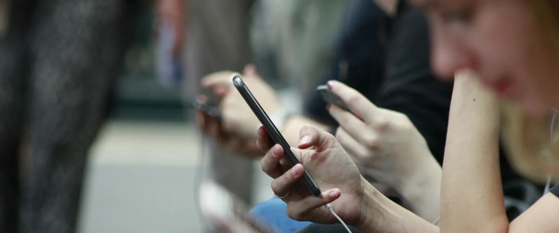 Des personnes utilisent leur téléphone mobile