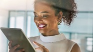 chef de projet femme sur ipad