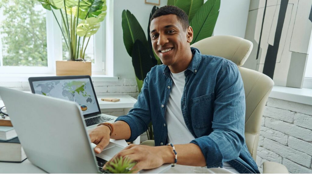 Développeur travaillant sur du code Python pour une application web sur mesure