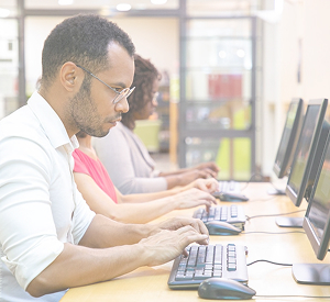 Consultants en cybersécurité travaillant sur la mise en place de protections informatiques