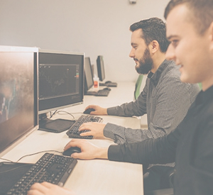 Consultants en cybersécurité réalisant des tests de sécurité sur des postes informatiques