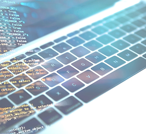 Ordinateur portable affichant du code utilisé lors de formations en cybersécurité